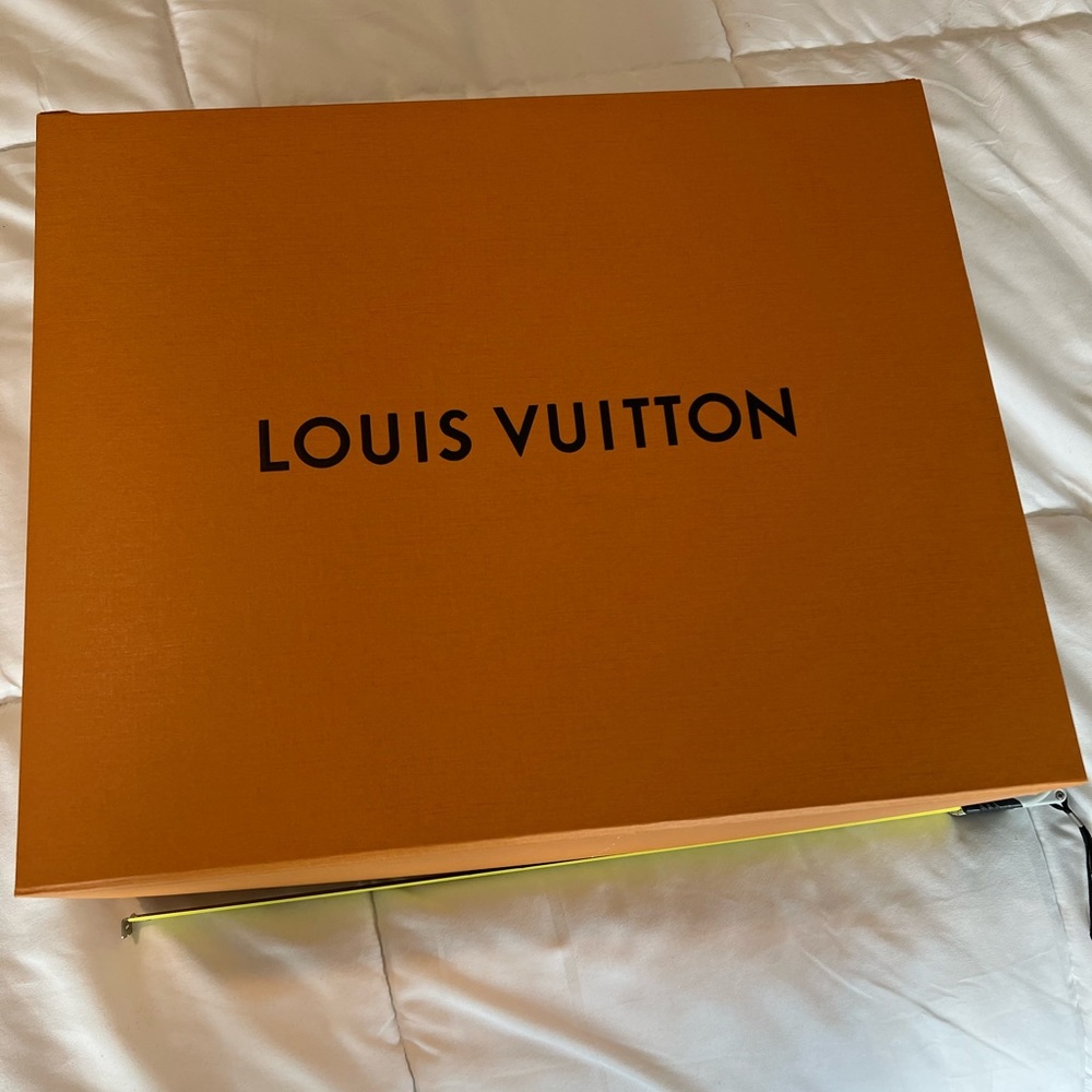 Louis Vuitton Box - ribbon- cover cloth- thank you note (blank) and envelope.